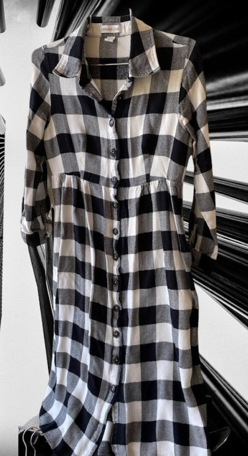 Stay effortlessly chic and comfortable with this Coldwater Creek Rayon Checkered Pattern Dress