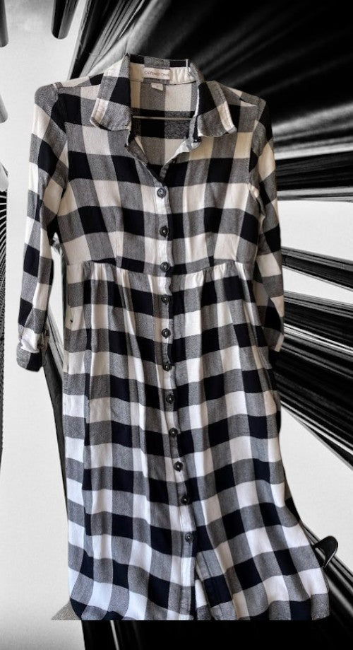 Stay effortlessly chic and comfortable with this Coldwater Creek Rayon Checkered Pattern Dress