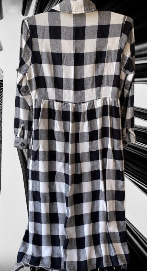 Stay effortlessly chic and comfortable with this Coldwater Creek Rayon Checkered Pattern Dress