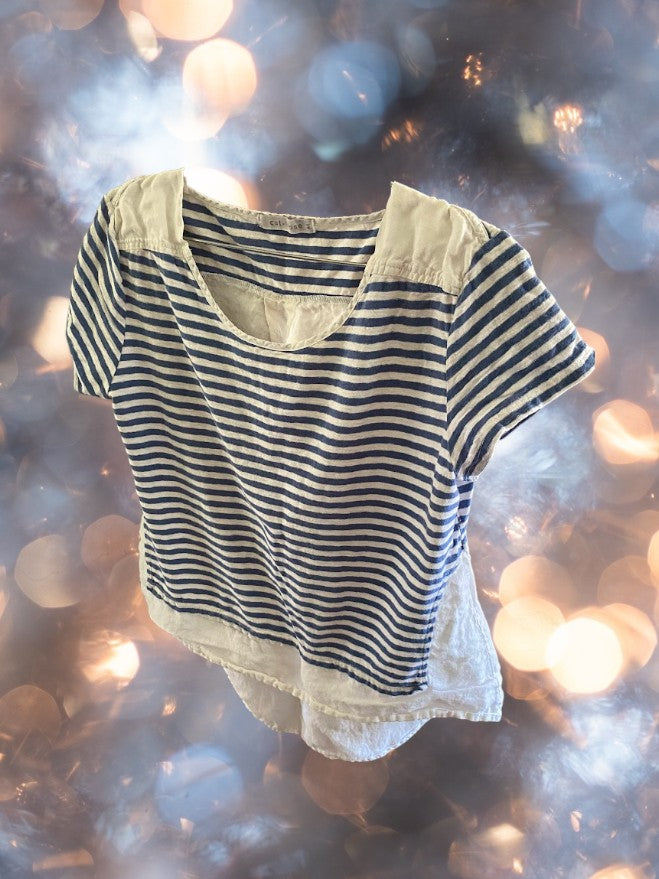 This Cut Loose top boasts a creative and casual mix of blue and white stripes and is ideal for all-day wear