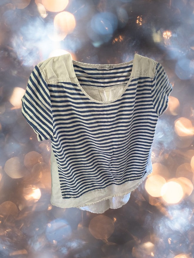 This Cut Loose top boasts a creative and casual mix of blue and white stripes and is ideal for all-day wear