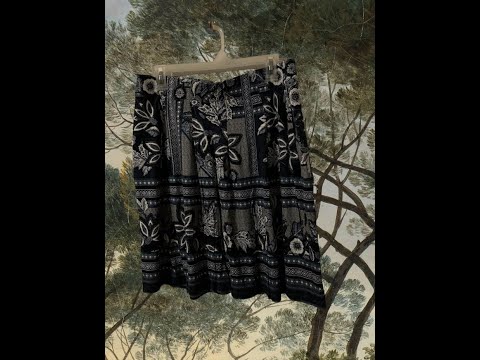 With its elegant and eye-catching floral design, this J.Jill skirt is a versatile addition to any wardrobe