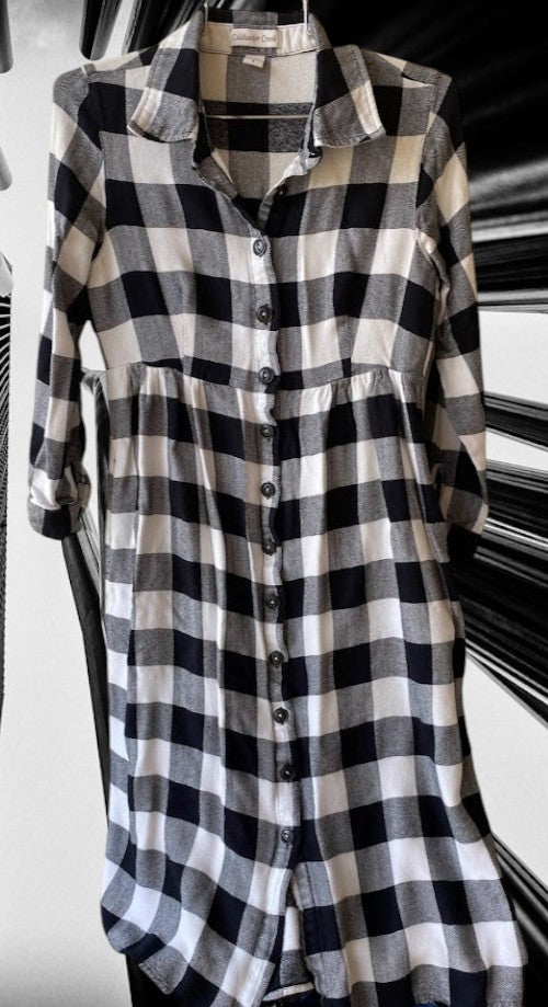 Stay effortlessly chic and comfortable with this Coldwater Creek Rayon Checkered Pattern Dress