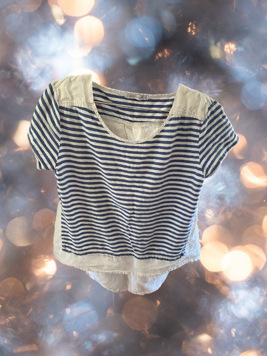 This Cut Loose top boasts a creative and casual mix of blue and white stripes and is ideal for all-day wear