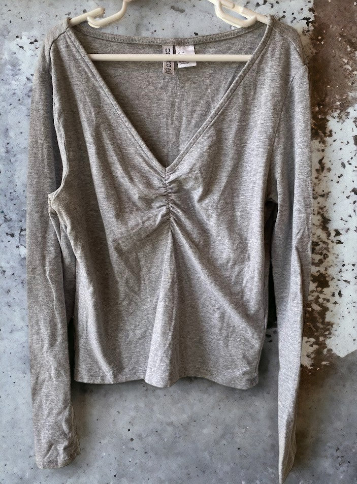 Expertly crafted for both style and comfort, this H&M Divided top is the perfect addition to your wardrobe (Junior)