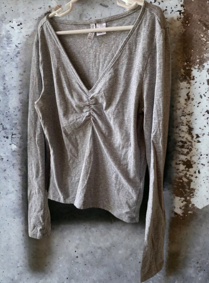 Expertly crafted for both style and comfort, this H&M Divided top is the perfect addition to your wardrobe (Junior)