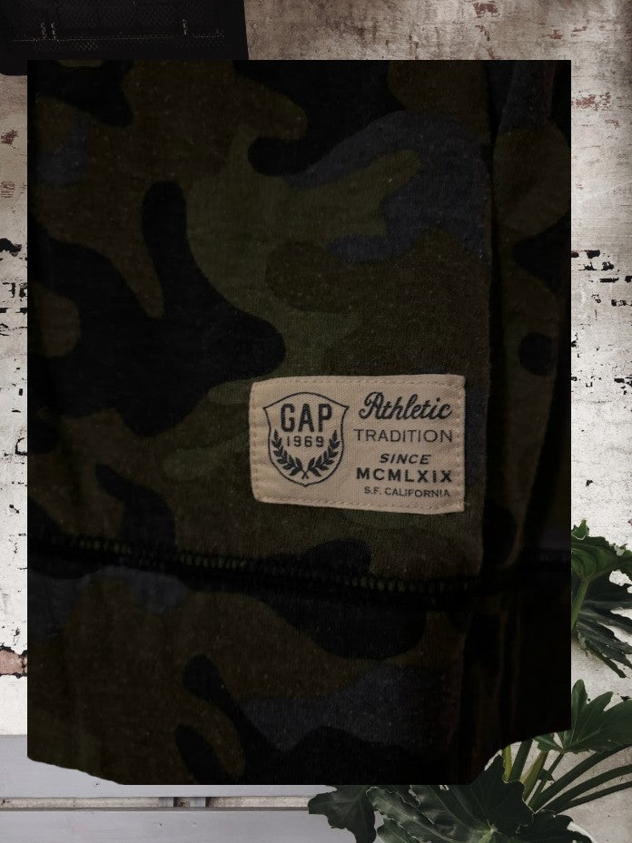 This Gap Boy's camouflage sweatshirt features a multicolor design