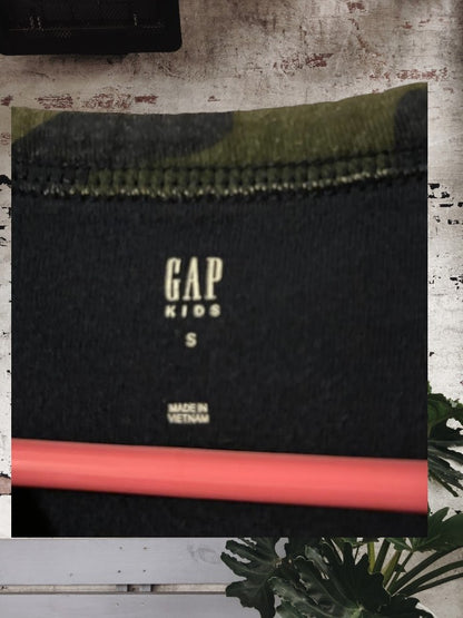 This Gap Boy's camouflage sweatshirt features a multicolor design